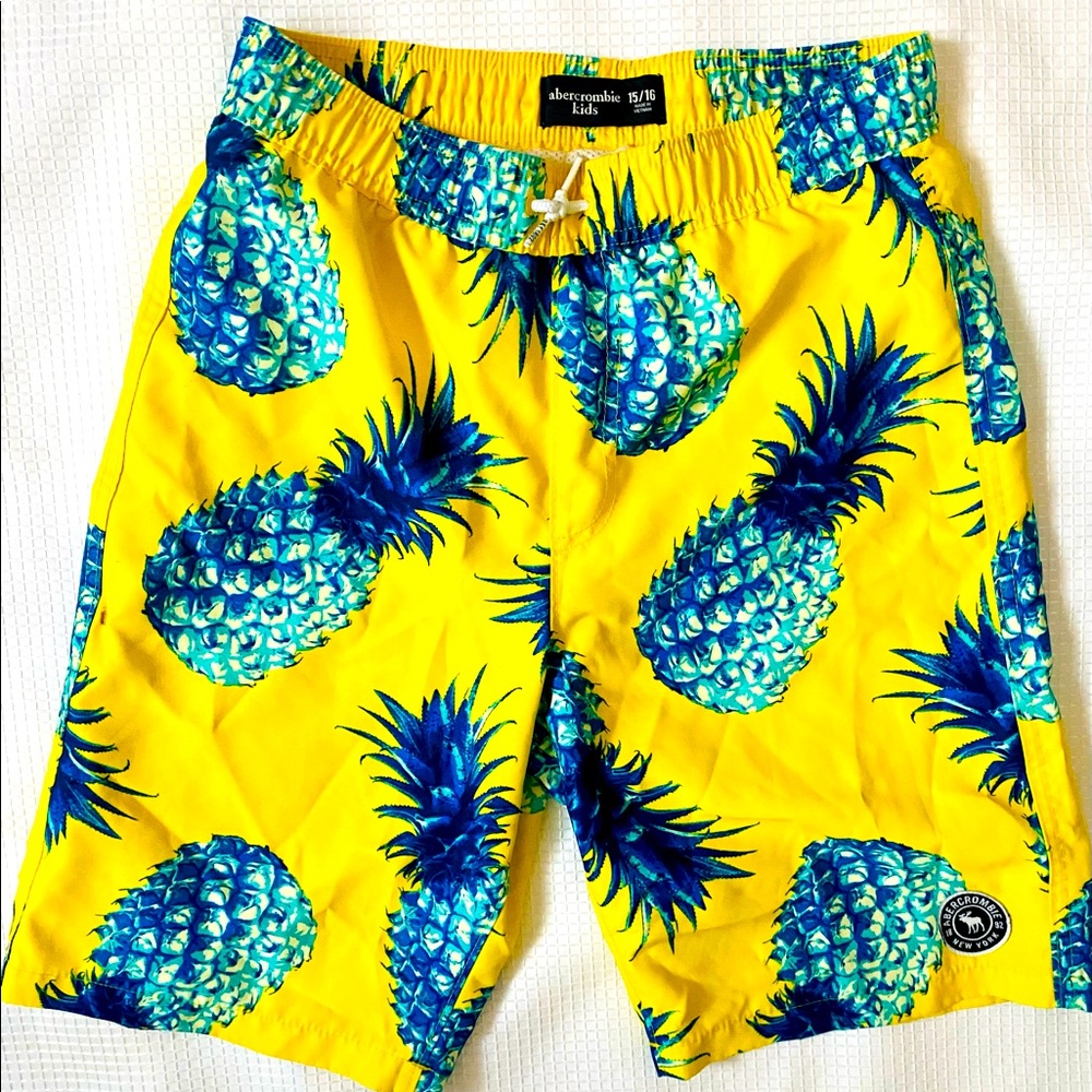 Boys Abercrombie and Fitch board shorts. Size 15/16. Excellent condition